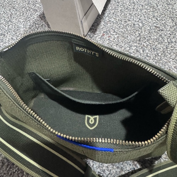 EUC Evergreen Crossbody- comes with box and tag - Picture 5 of 6